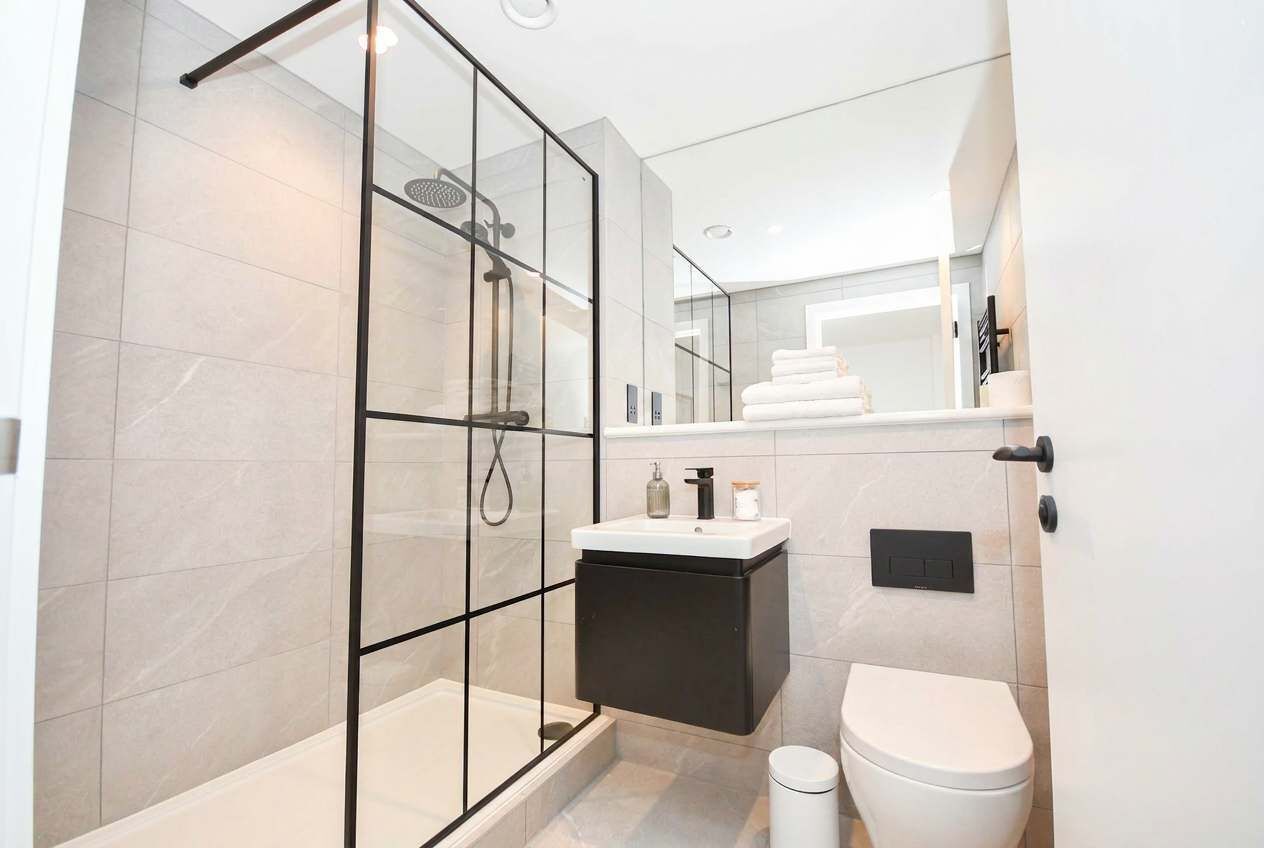 Shower, hair dryer, towels, shampoo