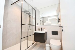 Shower, hair dryer, towels, shampoo - Stylish 2-Bed City Centre Manchester Flat (Manchester)