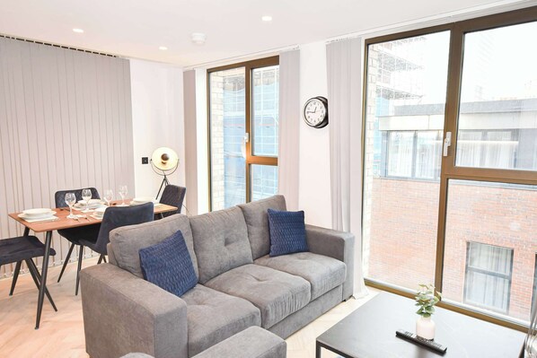 TV, offices - Wonderful 2BED Apartment in Central Manchester (Manchester)