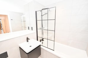 Shower, hair dryer, towels, shampoo - Wonderful 2BED Apartment in Central Manchester (Manchester)