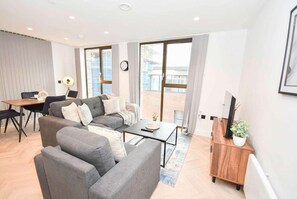 TV, offices - Stylish 2-Bed City Centre Manchester Flat (Manchester)