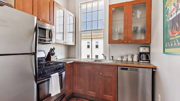 Microwave, oven, dishwasher, coffee/tea maker