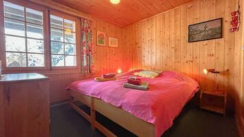 3 slaapkamers, een strijkplank/strijkijzer, wifi, beddengoed