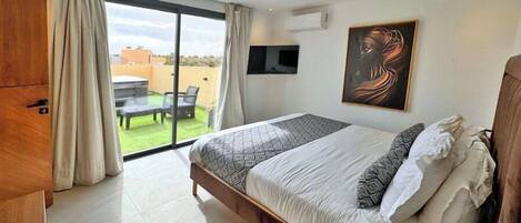In-room safe, iron/ironing board, WiFi, bed sheets