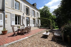 Outdoor dining - Gite de l'Etang Jaune - Country house in Nièvre (Burgundy) (La Machine)