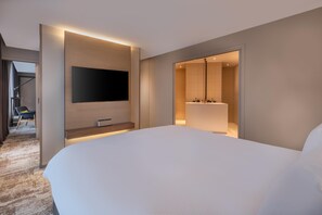 Suite | Een minibar, een kluis op de kamer, een bureau, een laptopwerkplek