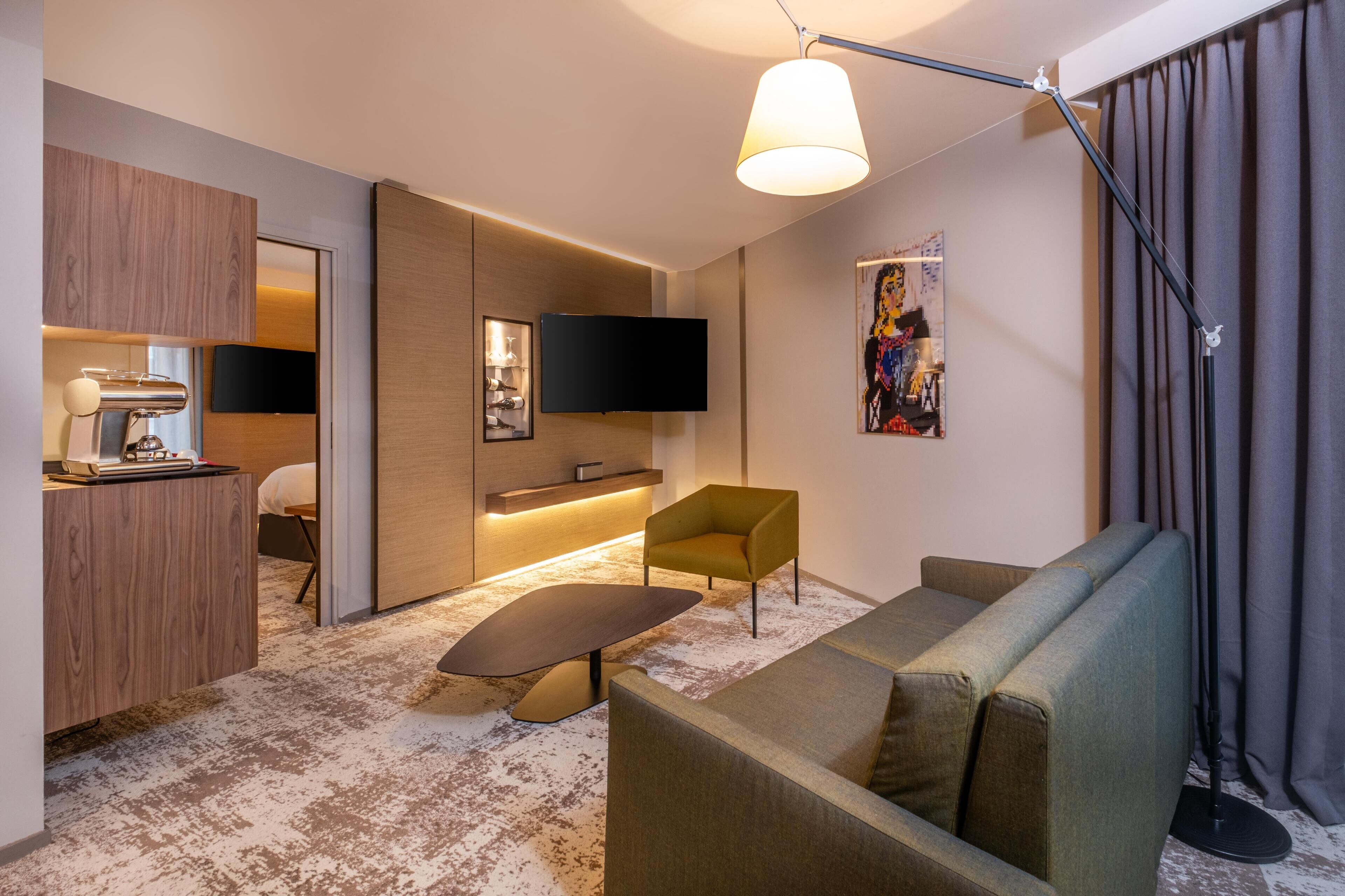 Minibar, coffres-forts dans les chambres, bureau