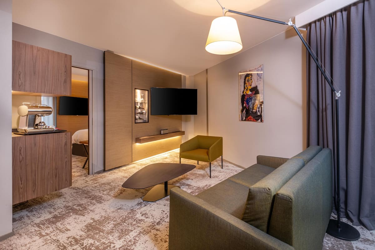 Minibar, caja de seguridad en la habitación y escritorio