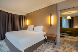 Suite | Minibar, in-room safe, desk, laptop workspace - Radisson Blu CDG Airport Terminal Hotel, Paris (Roissy-en-France)