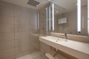 Artículos de tocador gratuitos, secador de pelo, toallas, jabón