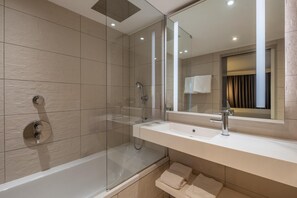 Suite | Bathroom | Free toiletries, hair dryer, towels, soap - Radisson Blu CDG Airport Terminal Hotel, Paris (Tremblay-en-France)