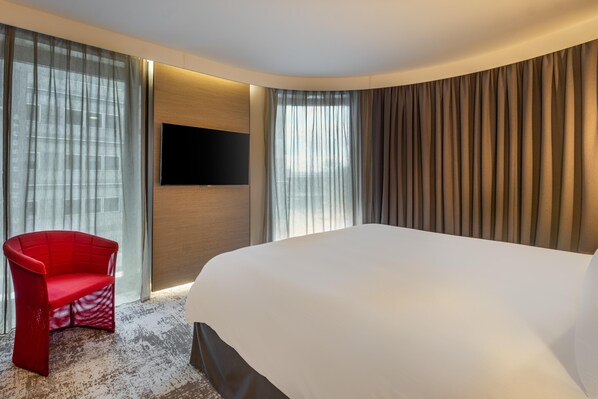 Suite | Minibar, in-room safe, desk, laptop workspace - Radisson Blu CDG Airport Terminal Hotel, Paris (Roissy-en-France)