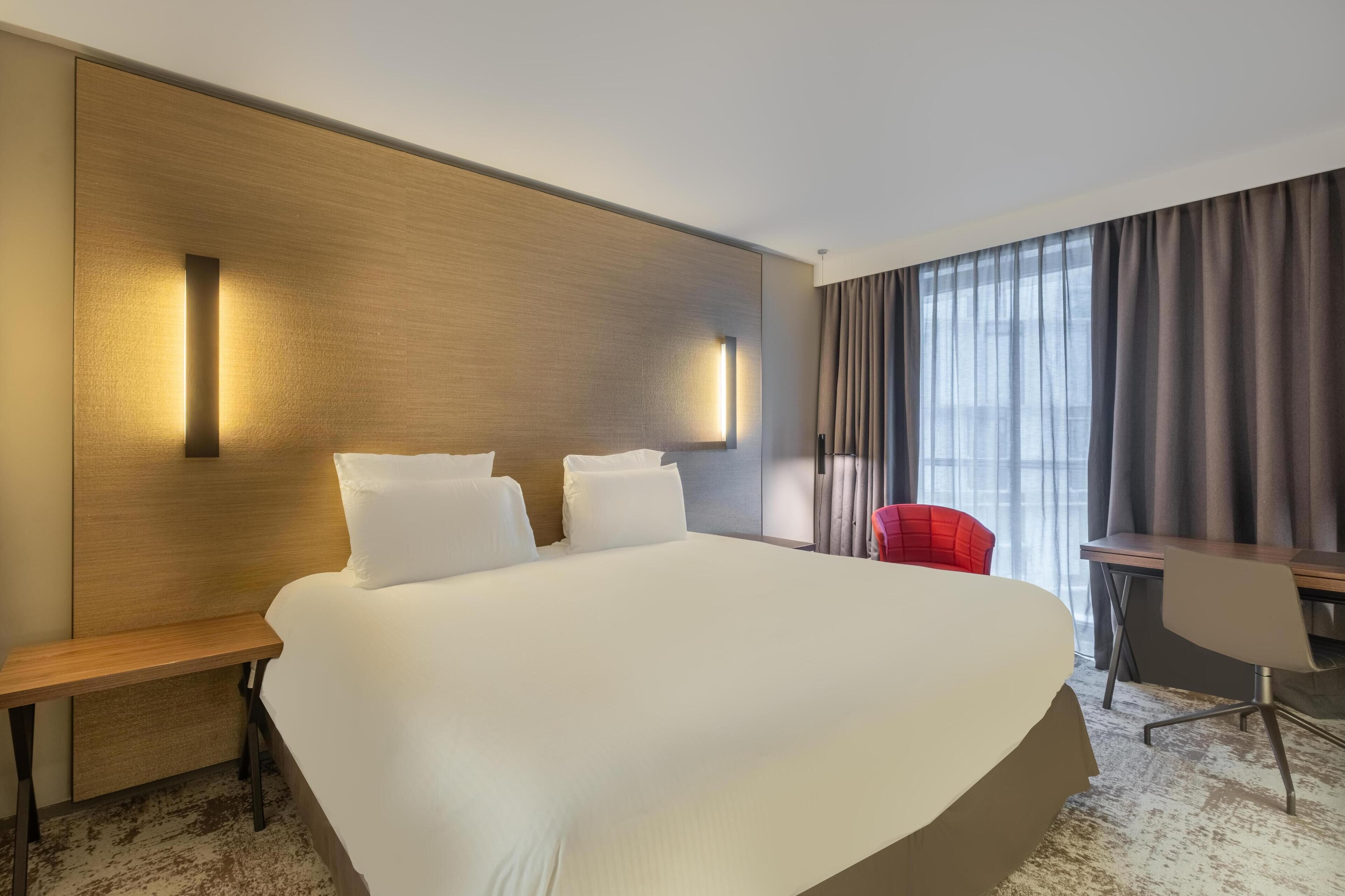 Standard Room | Minibar, in-room safe, desk, laptop workspace