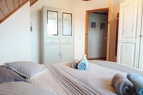 2 bedrooms, iron/ironing board, travel cot, free WiFi