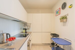 Apartment (1 Bedroom) | Private kitchen | Oven, electric kettle, highchair - Residenza Art & Design in Como (Como)