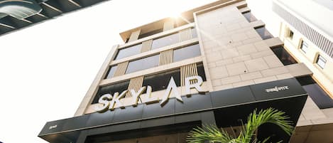 Vista frontal de la propiedad