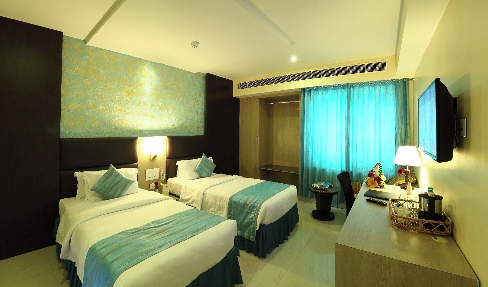 Premier Twin Room | Iron/ironing board, free WiFi