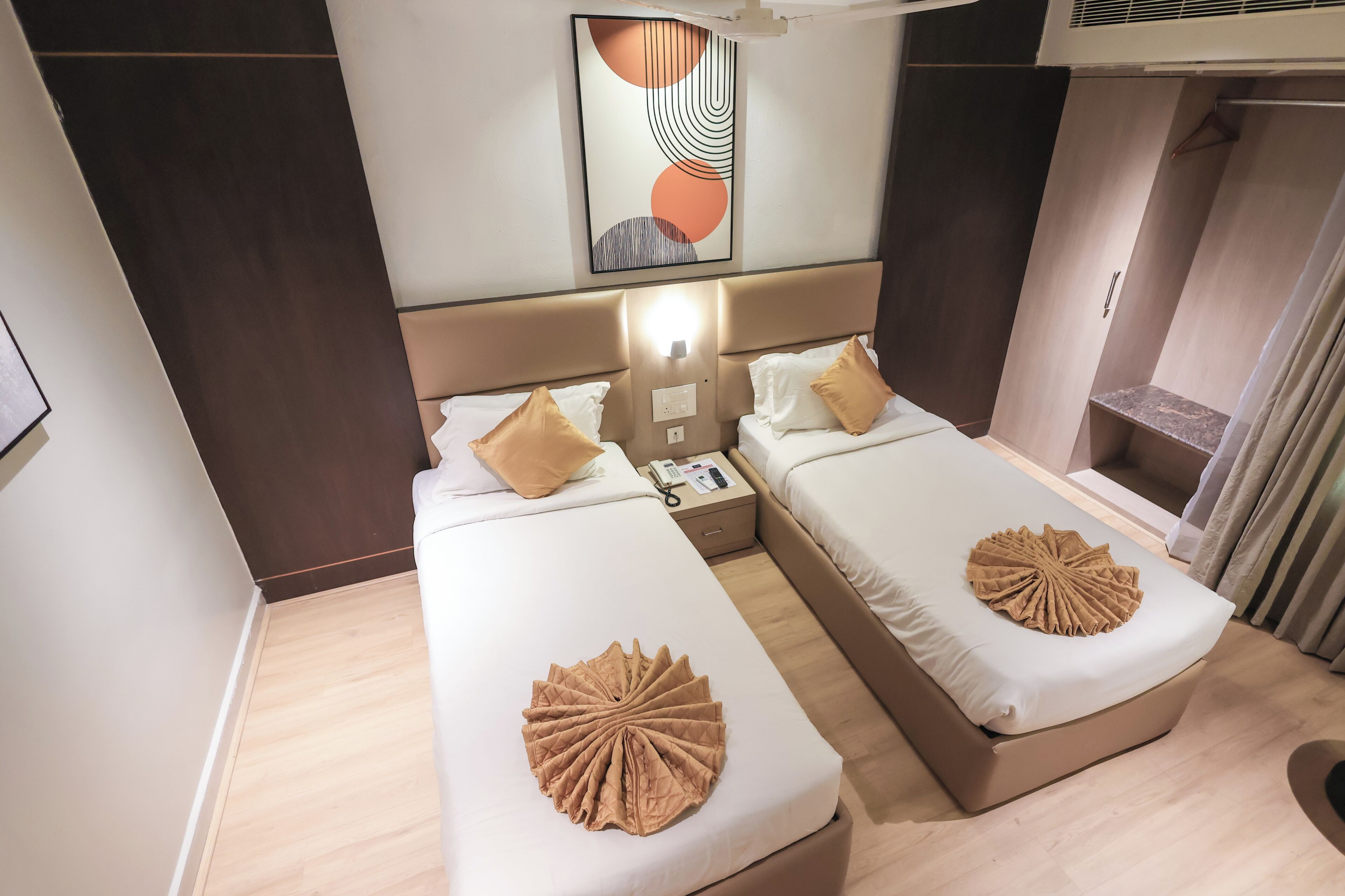 Premier Twin Room | Iron/ironing board, free WiFi