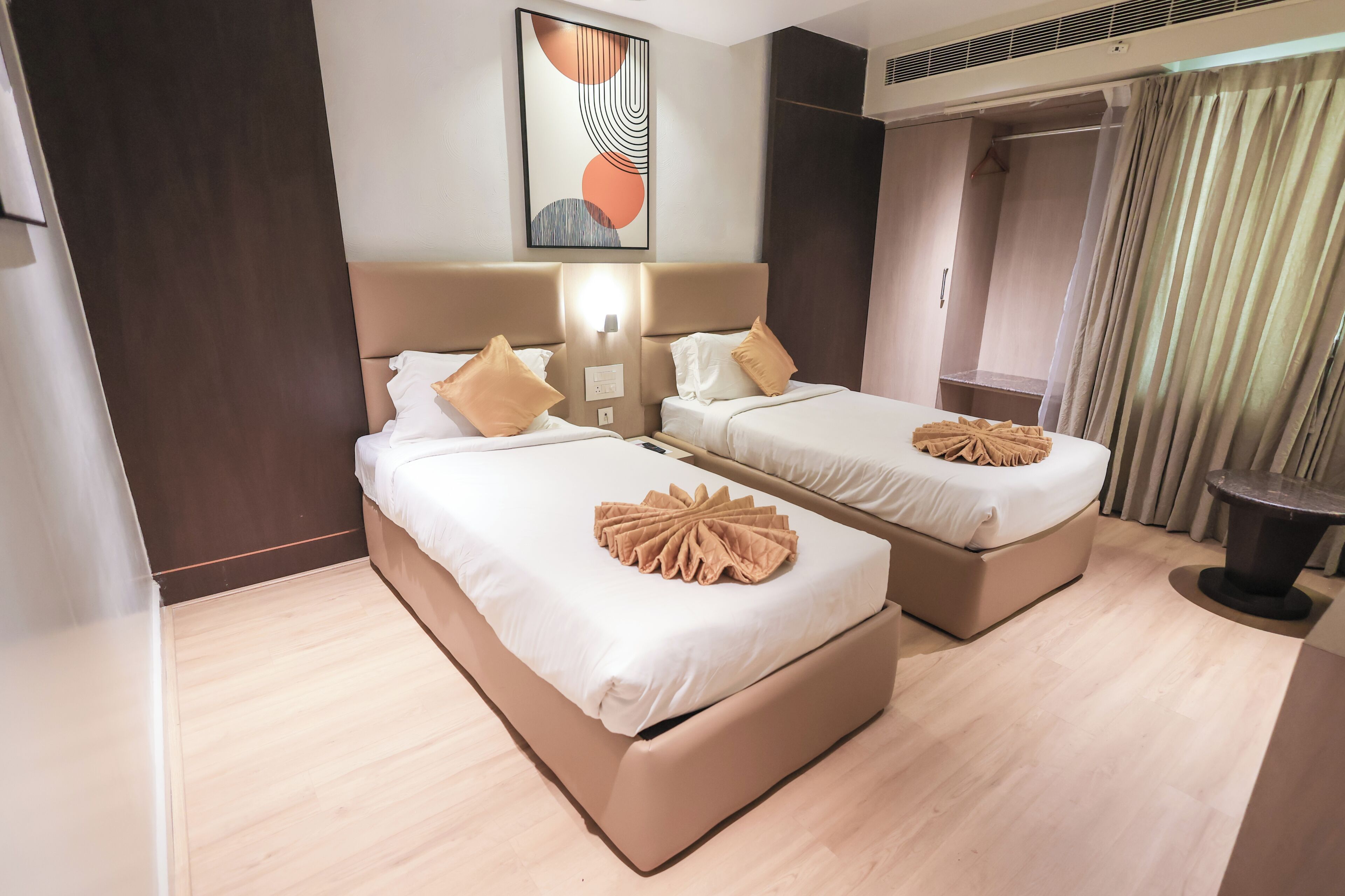 Premier Twin Room | Iron/ironing board, free WiFi