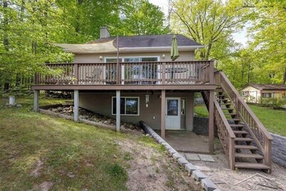 4 bedroom, 3 ful bath Lakefront cottage
Pet friendly