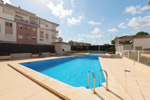 A rectangular swimming pool with a tiled deck, surrounded by a low fence. - Javea Puerto I (Jávea)