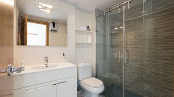 Basic Room, Pets not allowed, Courtyard View | Bathroom | Towels, soap, shampoo, toilet paper