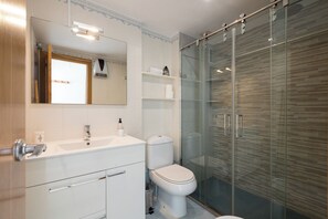 Chambre, animaux de compagnie interdits, vue cour intérieure | Salle de bain