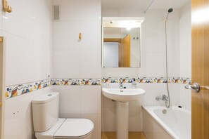 A bathroom with a toilet, sink, and bathtub. - Javea Puerto I (Jávea)