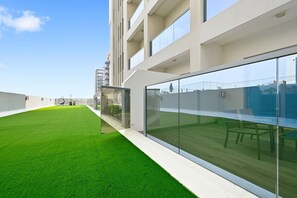 Property grounds - Stylish Studio with City Views in Damac Hills (Dubai)