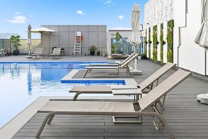 Pool - Stylish Studio with City Views in Damac Hills (Dubai)