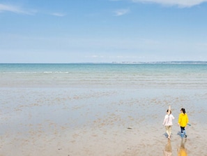 A beach with two people walking. - Comfortable mobile home with terrace in Pordic (Pordic)