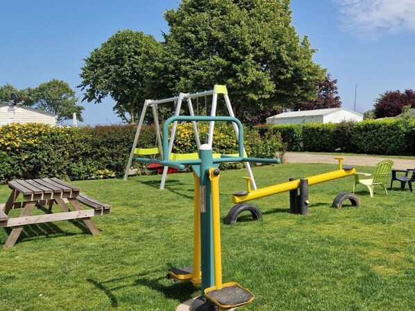 Children’s area - Comfortable mobile home with terrace in Pordic (Pordic)