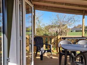 Outdoor dining - Comfortable mobile home with terrace in Pordic (Pordic)