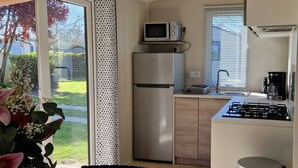 Cafetera y tetera, refrigerador, microondas y tostadora 