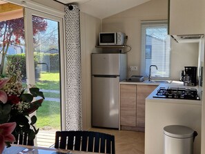 Fridge, microwave, coffee/tea maker, toaster - Comfortable mobile home with terrace in Pordic (Pordic)