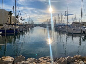 Marina - Port Leucate: T2 Mezzanine Villa, A/C, Pets <10kg OK, 5 pers., Seafront, PKG (Port Leucate)