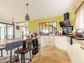 Frigorifero, microonde, forno, lavastoviglie