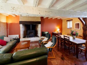 TV, fireplace