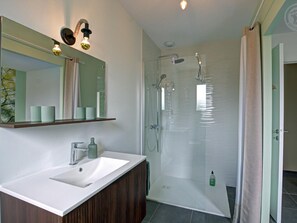 Bathroom - Spacious Cottage for 12 in Saint-Germain-Laval - Comfort and Charm (Saint-Germain-Laval (Loire))