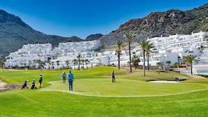 A golf course with a mountainous backdrop and white buildings. - Comfortable Apartment in Pulpí, Andalusia, 2 Bedrooms (Pulpí)