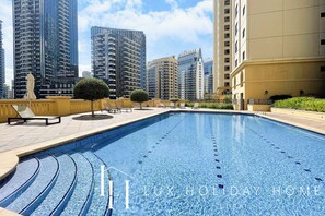 Outdoor pool - LUX Contemporary Marina View Suite 7 (Dubai)