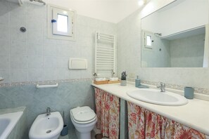Apartemen | Kamar mandi | Perlengkapan mandi gratis, pengering rambut,  dan tisu toilet
