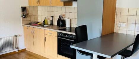 Refrigerador, horno, parrilla de estufa y cafetera y tetera