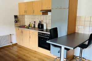 Fridge, oven, stovetop, coffee/tea maker - Old schoolyard - Apartment hiking day (Oberstaufen)