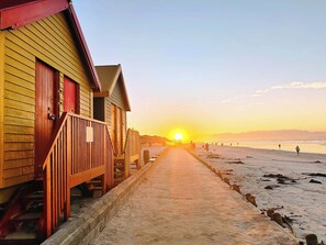 On the beach - 2-Bed Muizenberg Apartment Sea View Home (Muizenberg)