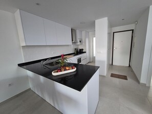 Een magnetron, een oven, een kookplaat, een vaatwasser