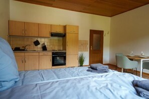 1 habitación, tabla de planchar con plancha y cuna de viaje 