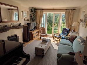 Casa, 3 habitaciones, patio, vista al jardín | Sala de estar