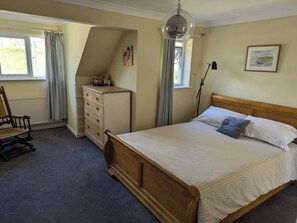 House, 3 Bedrooms, Patio, Garden View - Family Home in Lovely Village With big Garden (Haywards Heath)