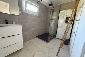 Shower, hair dryer, towels, toilet paper - Maisonnette under the pines - A haven of peace in the heart of nature (La Ciotat)